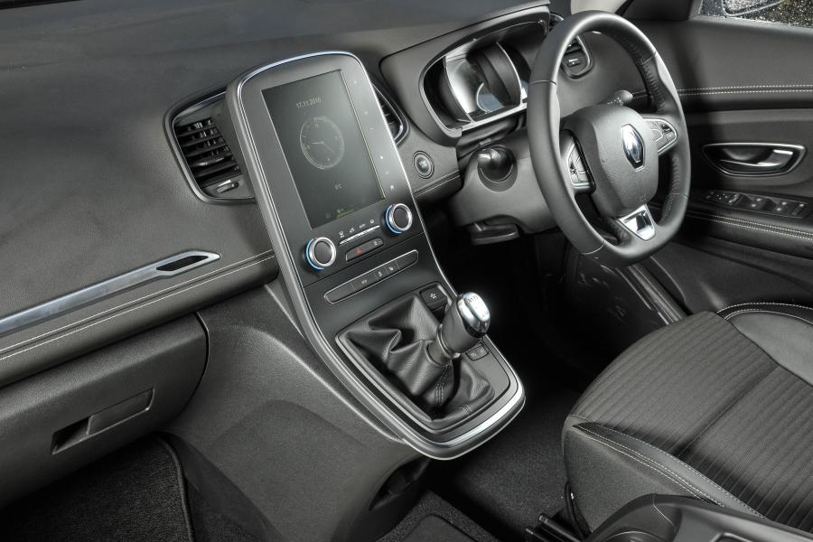 Интерьер Renault Scenic 2016 года  (UK) (фото 28 из 32)